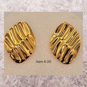 Vintage AVON Gold Tone Pierced Earrings Item A-20